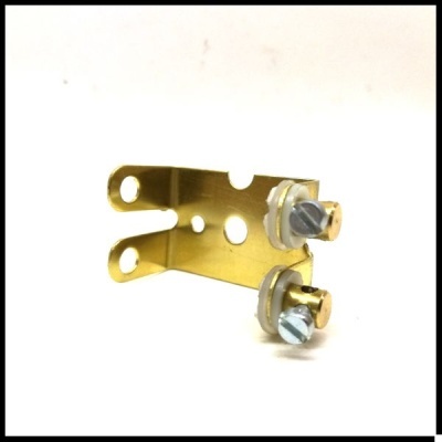 Suporte metálico dourado com parafusos em fundo branco