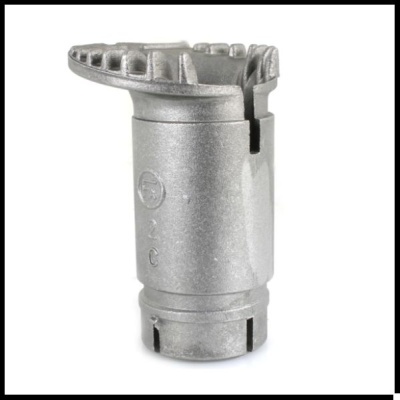 Peça metálica cilíndrica prateada com marcações em relevo