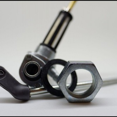 Peças metálicas e plásticas em fundo branco