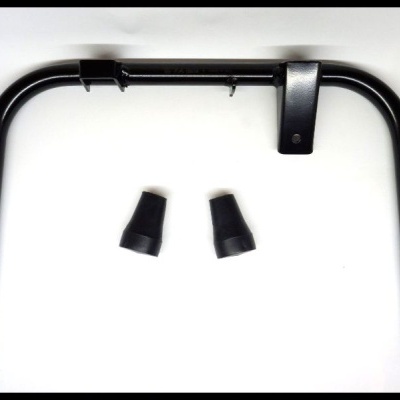 Estrutura metálica preta com dois adaptadores de borracha pretos sobre fundo branco