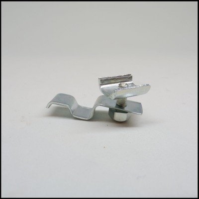 Clip metálico com parafuso e porca sobre fundo branco