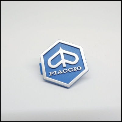 Emblema metálico hexagonal azul e prateado PIAGGIO