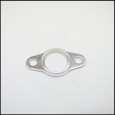 Peça metálica prateada oval com três furos