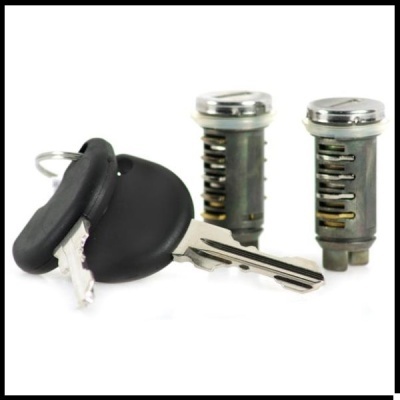 Fechaduras cilíndricas metálicas e chaves com cabeça preta sobre fundo branco