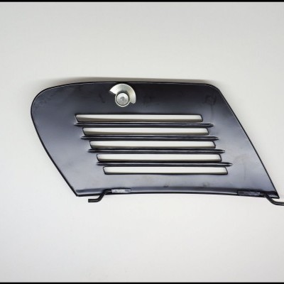 Grelha preta para componente automóvel com fendas horizontais