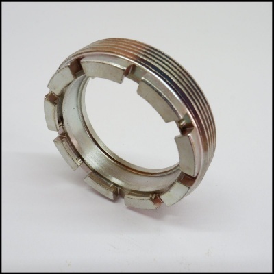 Anel metálico prateado com roscas externas e encaixes retangulares