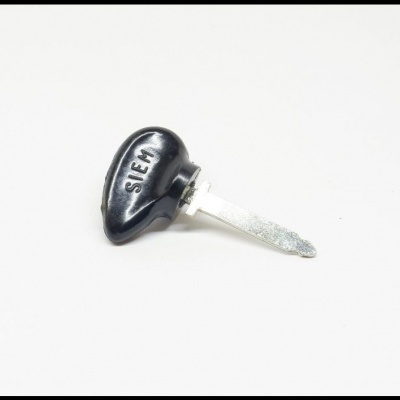 Chave metálica com punho preto e inscrição SIEM sobre fundo branco