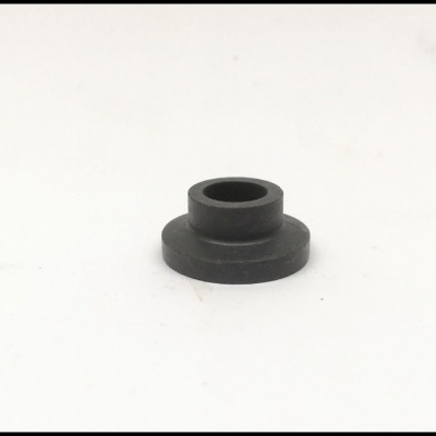 Peça cilíndrica preta com base alargada sobre fundo branco