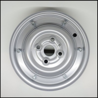 Roda metálica prateada com parafusos em fundo branco