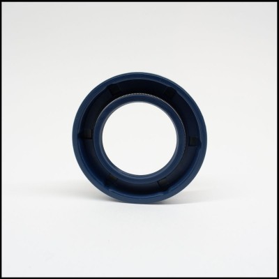 Vedante redondo azul escuro de borracha sobre fundo branco