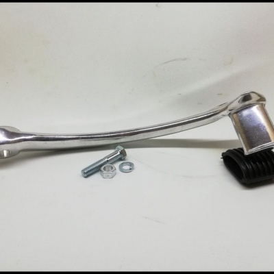 Alavanca metálica cromada com parafusos e porcas sobre superfície branca