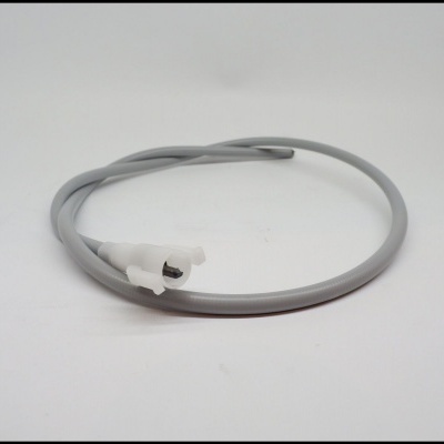 Cabo cinzento com extremidade branca numa superfície branca