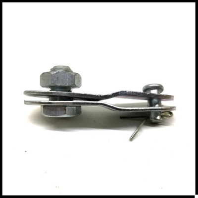 Peça metálica com parafuso, porca e pino de segurança sobre fundo branco