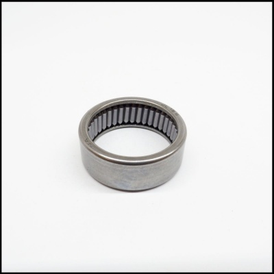 Rolamento de agulhas metálico prateado em fundo branco