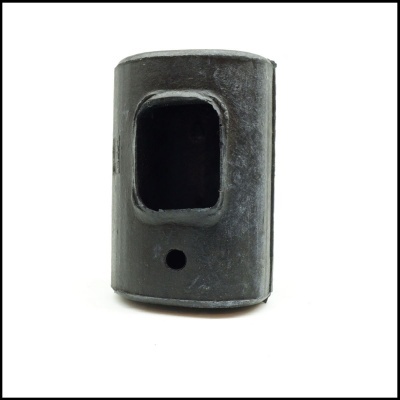 Peça metálica cinzenta com abertura retangular e furo redondo em fundo branco