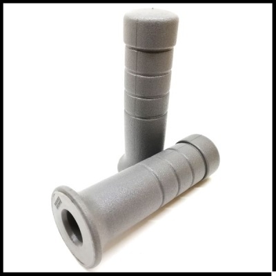 Duas pegas de bicicleta cinzentas com textura e anéis para aderência