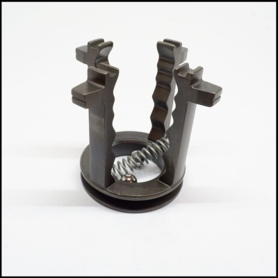 Estrutura metálica cinza com mola helicoidal e esfera no centro, sobre fundo branco