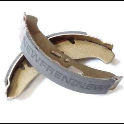 Sapatas de travão beige com aba cinzenta com texto NEWFREN sobre fundo branco