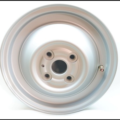 Roda metálica cinza claro com cinco orifícios e válvula de ar