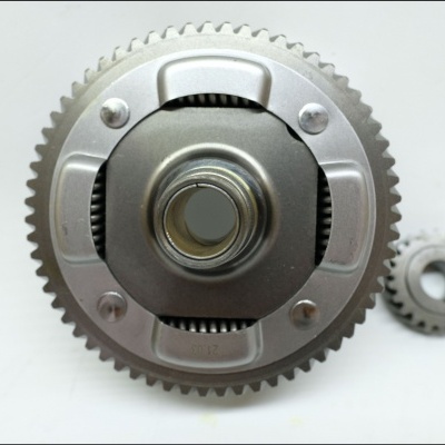 Duas engrenagens metálicas prateadas em fundo branco