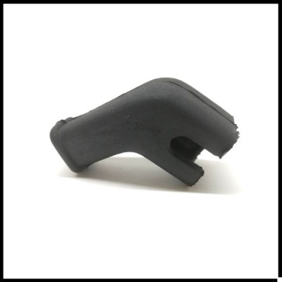 Peça preta de plástico para automóvel curva com abertura numa extremidade