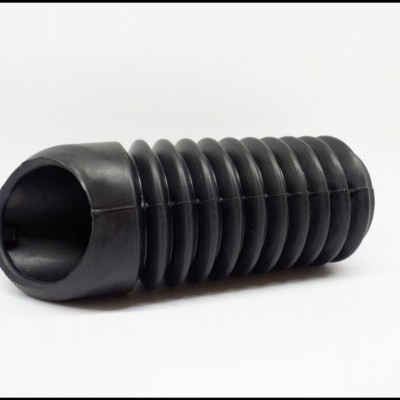 Produto preto cilíndrico com textura de anéis em fundo branco