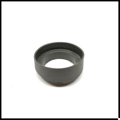 Lente ou anel adaptador preto em plástico fosco sobre fundo branco