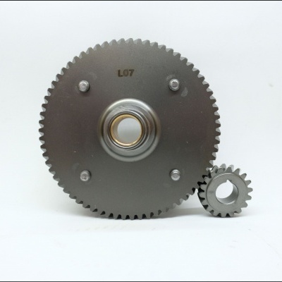 Duas engrenagens metálicas cinza, uma grande e outra pequena, sobre fundo branco