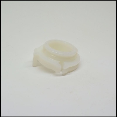 Peça plástica branca translúcida circular com saliência para fixação