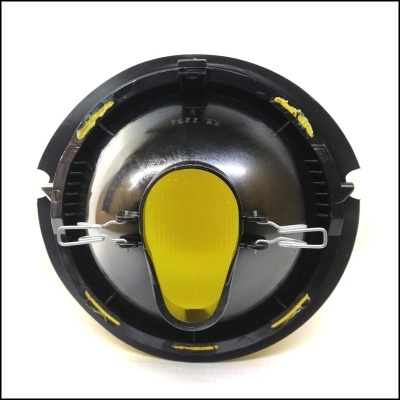 Peça automóvel redonda preta com metal cromado e detalhe amarelo no centro