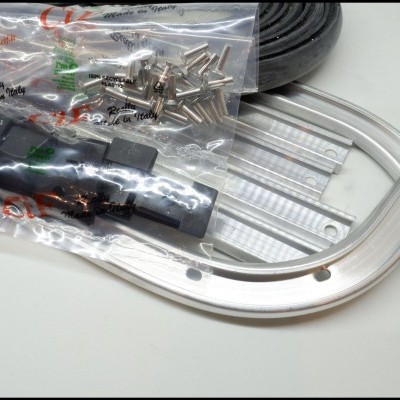 Componentes metálicos e plásticos, parafusos e embalagens com texto italiano