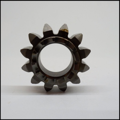 Engrenagem metálica com 11 dentes e eixo oco ao centro