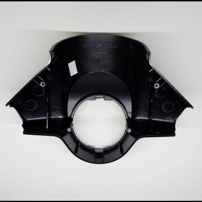 Peça automóvel de plástico preto com inscrição MADE IN ITALY