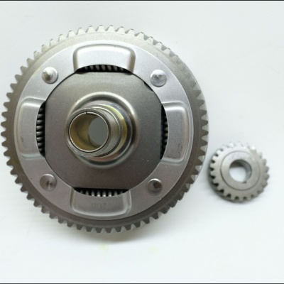 Duas engrenagens metálicas, uma maior e outra menor, sobre fundo branco