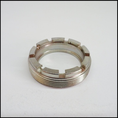 Anel metálico prateado com roscas e ranhuras