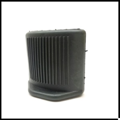 Peça de plástico preto com ranhuras verticais sobre fundo branco