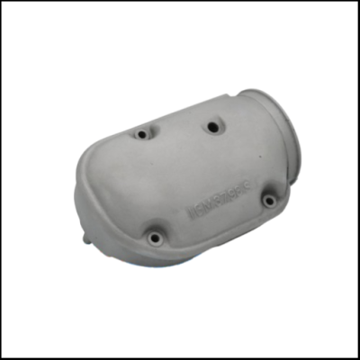 Peça metálica cinzenta com orifícios e inscrição em relevo