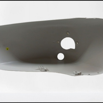 Componente plástico cinzento com furos sobre fundo branco