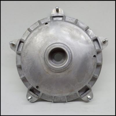 Disco metálico circular de cor prateada com detalhes estruturais e abertura central