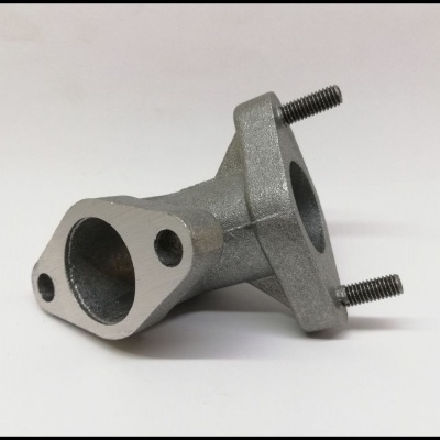 Peça metálica cinzenta com orifícios e parafusos sobre fundo branco