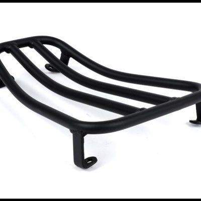 Suporte metálico preto para bicicleta em fundo branco