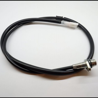 Cabo preto com conector metálico e conector branco em fundo branco