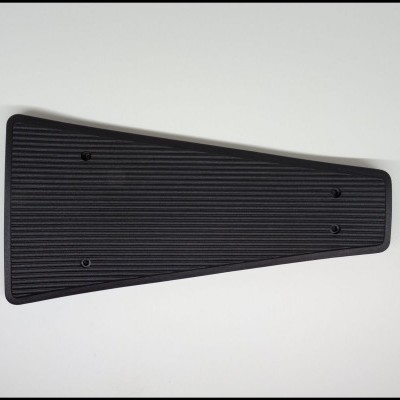 Base triangular preta com textura de linhas paralelas.