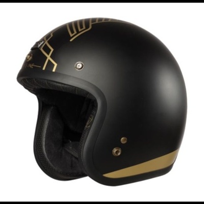 Capacete de moto preto com detalhes dourados e interior acolchoado