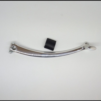 Alavanca metálica curva prateada com peça preta numa superfície branca