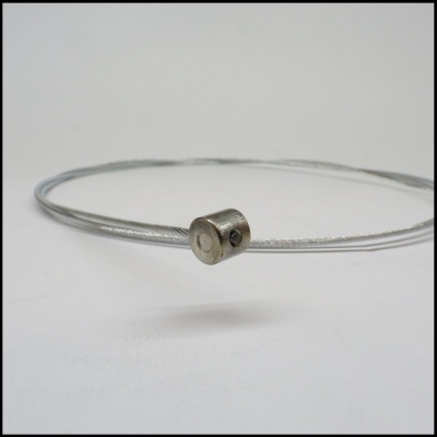 Cabo metálico fino com elemento cilíndrico em metal sobre fundo branco