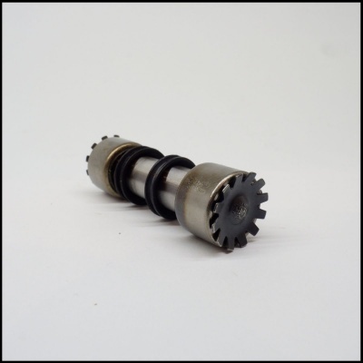 Peça metálica não identificada com engrenagens e mola, sobre fundo branco