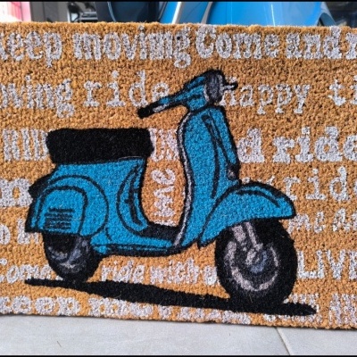 Tapete de entrada com mota scooter azul e texto em branco e preto
