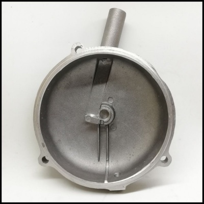 Peça metálica circular cinza com tubo cilíndrico sobre fundo branco