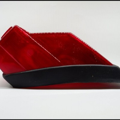 Luz traseira de automóvel vermelha com proteção preta